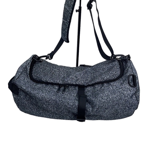 VICTORIA’S SECRET PINK BARREL CRUSHED VELVET BLACK WEEKENDER DUFFLE BAG - Picture 3 of 3